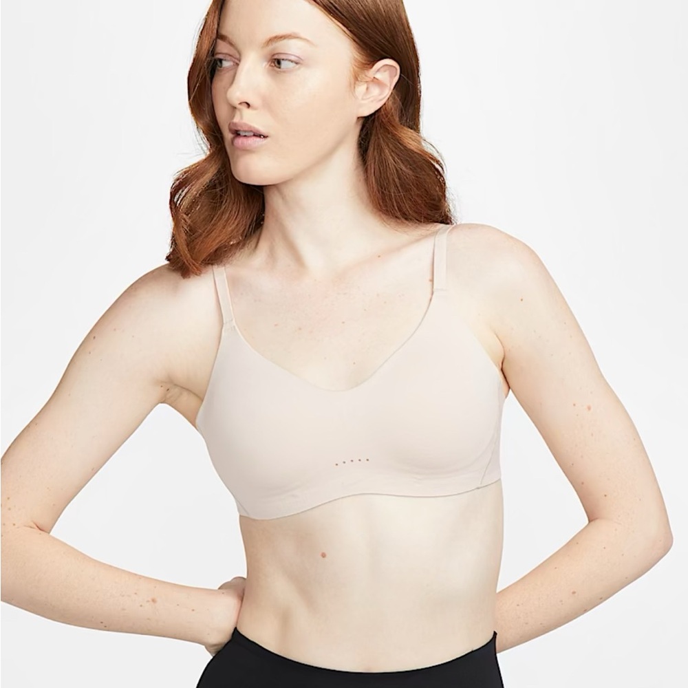 Nike Alate Minimal